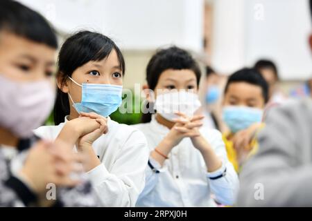 200525 -- GUIYANG, 25. Mai 2020 -- Schüler trainieren während einer Pause in einer Grundschule in Guiyang, südwestchinesische Provinz Guizhou, 25. Mai 2020. Grundschulen in Guiyang nehmen den Unterricht allmählich wieder auf. CHINA-GUIYANG-GRUNDSCHULE-WIEDERERÖFFNUNG CN YANGXWENBIN PUBLICATIONXNOTXINXCHN Stockfoto