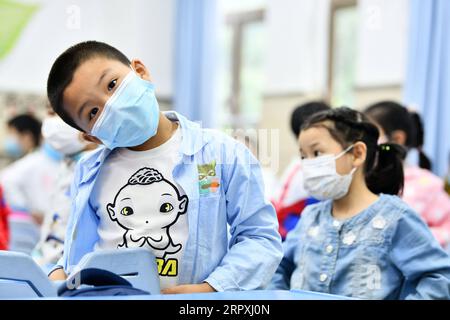 200525 -- GUIYANG, 25. Mai 2020 -- Schüler trainieren während einer Pause in einer Grundschule in Guiyang, südwestchinesische Provinz Guizhou, 25. Mai 2020. Grundschulen in Guiyang nehmen den Unterricht allmählich wieder auf. CHINA-GUIYANG-GRUNDSCHULE-WIEDERERÖFFNUNG CN YANGXWENBIN PUBLICATIONXNOTXINXCHN Stockfoto