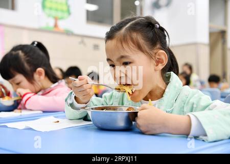 200525 -- GUIYANG, 25. Mai 2020 -- Schüler essen in einer Grundschule in Guiyang, südwestchinesische Provinz Guizhou, 25. Mai 2020. Grundschulen in Guiyang nehmen den Unterricht allmählich wieder auf. CHINA-GUIYANG-GRUNDSCHULE-WIEDERERÖFFNUNG CN YANGXWENBIN PUBLICATIONXNOTXINXCHN Stockfoto