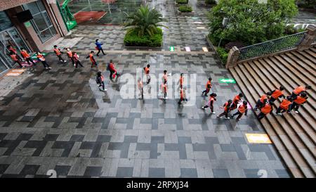 200525 -- GUIYANG, 25. Mai 2020 -- Schüler halten Abstand, während sie sich in einer Grundschule in Guiyang, südwestchinesische Provinz Guizhou, am 25. Mai 2020 im Freien versammeln. Grundschulen in Guiyang nehmen den Unterricht allmählich wieder auf. CHINA-GUIYANG-GRUNDSCHULE-WIEDERERÖFFNUNG CN OUXDONGQU PUBLICATIONXNOTXINXCHN Stockfoto