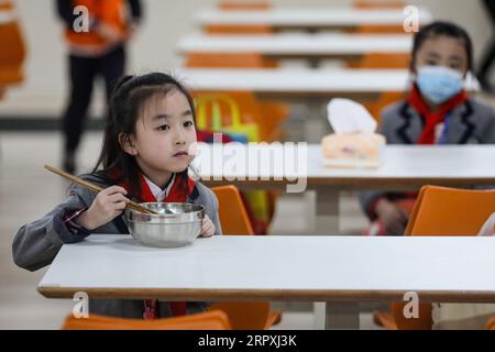 200525 -- GUIYANG, 25. Mai 2020 -- Ein Schüler speist in der Kantine einer Grundschule in Guiyang, Südwestchinas Provinz Guizhou, 25. Mai 2020. Grundschulen in Guiyang nehmen den Unterricht allmählich wieder auf. CHINA-GUIYANG-GRUNDSCHULE-WIEDERERÖFFNUNG CN OUXDONGQU PUBLICATIONXNOTXINXCHN Stockfoto