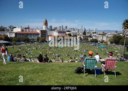 200526 -- PEKING, 26. Mai 2020 -- die Menschen entspannen sich, während sie getrennt in umkreisten Gebieten sitzen, um während der COVID-19-Pandemie in einem Park in San Francisco, USA, am 24. Mai 2020 soziale Distanzierung zu gewährleisten. Foto von /Xinhua XINHUA FOTOS DES TAGES LixJianguo PUBLICATIONxNOTxINxCHN Stockfoto