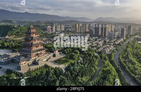 200526 -- PEKING, 26. Mai 2020 -- Luftaufnahme aufgenommen am 22. Mai 2019 zeigt den Shigu Pavillon in Baoji, nordwestchinesische Provinz Shaanxi. China werde seinen Umwelt- und Umweltschutz in den nächsten fünf Jahren nicht lockern, sagte Umweltminister Huang Runqiu am Rande der jährlichen Sitzung der nationalen Legislative. Die für den 13. Fünfjahresplanzeitraum 2016-2020 festgelegten Umwelt- und Umweltschutzziele werden reibungslos erreicht, sagte Huang und fügte hinzu, dass sieben von neun verbindlichen Zielen für die Bewertung der Schutzarbeiten erreicht wurden Stockfoto