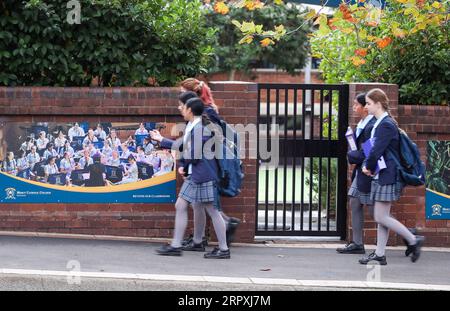 200526 -- PEKING, 26. Mai 2020 -- Studenten bereiten sich auf den Campus in Sydney, Australien, am 25. Mai 2020 vor. Einige Grund- und Mittelschulen in New South Wales nahmen den Unterricht am Montag wieder auf. XINHUA FOTOS DES TAGES BaixXuefei PUBLICATIONxNOTxINxCHN Stockfoto