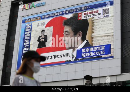 200526 -- PEKING, 26. Mai 2020 -- ein elektronischer Bildschirm zeigt, dass der japanische Premierminister Shinzo Abe auf einer Pressekonferenz in Tokio, Japan, am 25. Mai 2020 spricht. Der japanische Premierminister Shinzo Abe hob am Montag den COVID-19-Ausnahmezustand in den fünf verbleibenden Präfekturen auf, die noch unter Beschränkungen stehen, darunter Tokio, da die Ausbreitung des Virus weitgehend unter Kontrolle gebracht wurde. XINHUA FOTOS DES TAGES DuxXiaoyi PUBLICATIONxNOTxINxCHN Stockfoto