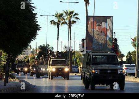 Jordanien feiert Unabhängigkeitstag 200526 -- PEKING, 26. Mai 2020 -- Soldaten besuchen eine Militärparade während einer Feier des jordanischen Unabhängigkeitstages in Amman, Jordanien, 25. Mai 2020. Jordanien feierte am Montag seinen 74. Jahrestag der Unabhängigkeit. Foto von /Xinhua XINHUA FOTOS DES TAGES MohammadxAbuxGhosh PUBLICATIONxNOTxINxCHN Stockfoto