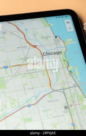 New York, USA - 24. August 2023: Autoverkehr in Chicago in der google Maps-App auf dem Tablet-Bildschirm Nahansicht Stockfoto