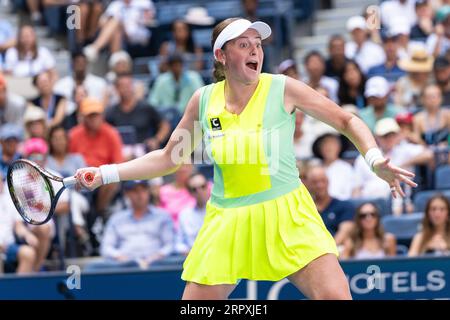 Jelena Ostapenko aus Lettland kehrt bei den US Open Championships im Billie Jean King Tennis Center in New York am 5. September 2023 in der Viertelfinalrunde gegen Coco Gauff aus den USA zurück Stockfoto