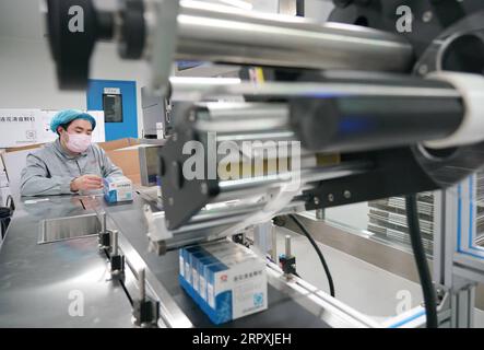 200526 -- PEKING, 26. Mai 2020 -- Ein Arbeiter von Yiling Pharmaceutical arbeitet an der Produktionslinie in Shijiazhuang, nordchinesische Provinz Hebei, 17. Februar 2020. Xinhua Schlagzeilen: Chinas Wiederaufnahme der Produktion treibt die BRI-Zusammenarbeit voran, treibt das globale Wachstum an YangxShiyao PUBLICATIONxNOTxINxCHN Stockfoto