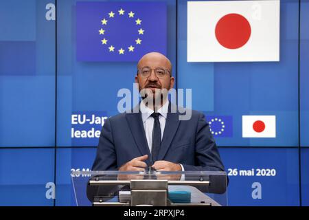 200527 -- BRÜSSEL, 27. Mai 2020 Xinhua -- Charles Michel, Präsident des Europäischen Rates, nimmt an einer Pressekonferenz im Anschluss an eine Videokonferenz zwischen der EU und Japan im EU-Hauptsitz in Brüssel, Belgien, am 26. Mai 2020 Teil. Die Staats- und Regierungschefs der Europäischen Union und Japans haben am Dienstag erklärt, dass globale Solidarität, Zusammenarbeit und ein wirksamer Multilateralismus erforderlich sind, um das Coronavirus zu besiegen. Europäische Union/Handout über Xinhua BELGIEN-BRÜSSEL-EU-JAPAN-VIDEO MEETING PUBLICATIONxNOTxINxCHN Stockfoto