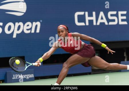 New York, USA. September 2023. Coco Gauff aus den USA kehrt in der Viertelfinalrunde gegen Jelena Ostapenko aus Lettland bei den US Open Championships im Billie Jean King Tennis Center in New York am 5. September 2023 zurück. GAUFF siegte in geraden Zügen und erreichte das Halbfinale. (Foto: Lev Radin/SIPA USA) Credit: SIPA USA/Alamy Live News Stockfoto