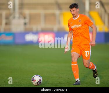 Barrow in Furness, Großbritannien. September 2023. Matty Virtue #17 von Blackpool läuft mit dem Ball während des EFL Trophy Match Barrow vs Blackpool im SO Legal Stadium, Barrow-in-Furness, Großbritannien, 5. September 2023 (Foto: Steve Flynn/News Images) in Barrow-in-Furness, Großbritannien am 9. 5. 2023. (Foto von Steve Flynn/News Images/SIPA USA) Credit: SIPA USA/Alamy Live News Stockfoto