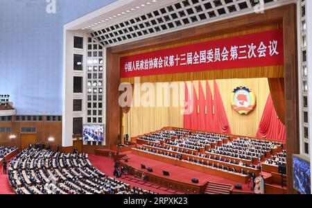 200527 -- PEKING, 27. Mai 2020 -- die Abschlusssitzung der dritten Sitzung des 13. Nationalen Komitees der politischen Konsultativkonferenz des chinesischen Volkes CPPCC findet in der Großen Halle des Volkes in Peking, der Hauptstadt Chinas, am 27. Mai 2020 statt. ZWEI SESSIONSCHINA-BEIJING-CPPCC-JÄHRLICHE SITZUNG-ABSCHLUSSSITZUNG CN ZHANGXLING PUBLICATIONXNOTXINXCHN Stockfoto