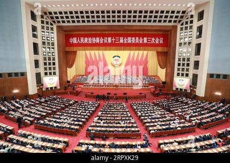 200527 -- PEKING, 27. Mai 2020 -- die Abschlusssitzung der dritten Sitzung des 13. Nationalen Komitees der politischen Konsultativkonferenz des chinesischen Volkes CPPCC findet in der Großen Halle des Volkes in Peking, der Hauptstadt Chinas, am 27. Mai 2020 statt. ZWEI SESSIONSCHINA-BEIJING-CPPCC-JÄHRLICHE SITZUNG-ABSCHLUSSSITZUNG CN PANGXXINGLEI PUBLICATIONXNOTXINXCHN Stockfoto