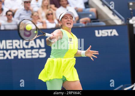 New York, USA. September 2023. Jelena Ostapenko aus Lettland kehrt bei den US Open Championships im Billie Jean King Tennis Center in New York am 5. September 2023 in der Viertelfinalrunde gegen Coco Gauff aus den USA zurück. GAUFF siegte in geraden Zügen und erreichte das Halbfinale. (Foto: Lev Radin/SIPA USA) Credit: SIPA USA/Alamy Live News Stockfoto