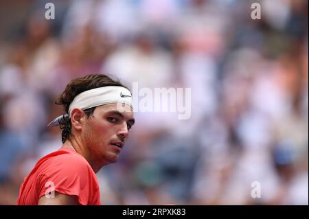 New York, USA. September 2023. Taylor Fritz aus den Vereinigten Staaten spielt gegen Novak Djokovic aus Serbien im Viertelfinale der Männer auf Arthur Ashe während des US Open Tennis Turniers 2023 im USTA Billie Jean King National Tennis Center, Flushing Corona Park, New York, New York, New York, 5. September, 2023. (Foto: Anthony Behar/SIPA USA) Credit: SIPA USA/Alamy Live News Stockfoto