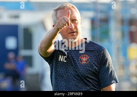 Barrow in Furness, Großbritannien. September 2023. Neil Critchley, Manager von Blackpool begrüßt die Fans vor dem EFL Trophy Match Barrow vs Blackpool im SO Legal Stadium, Barrow-in-Furness, Großbritannien, 5. September 2023 (Foto: Steve Flynn/News Images) in Barrow-in-Furness, Großbritannien am 9. 5. 2023. (Foto von Steve Flynn/News Images/SIPA USA) Credit: SIPA USA/Alamy Live News Stockfoto