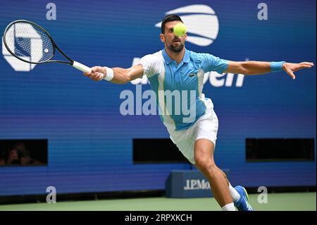 New York, USA. September 2023. Novak Djokovic aus Serbien spielt gegen Taylor Fritz aus den Vereinigten Staaten im Viertelfinale der Männer auf Arthur Ashe während des US Open Tennis Turniers 2023 im USTA Billie Jean King National Tennis Center, Flushing Corona Park, New York, New York, New York, 5. September, 2023. (Foto: Anthony Behar/SIPA USA) Credit: SIPA USA/Alamy Live News Stockfoto