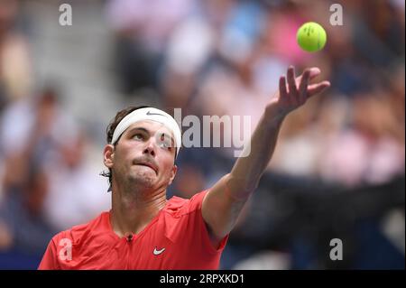 New York, USA. September 2023. Taylor Fritz aus den Vereinigten Staaten dient gegen Novak Djokovic aus Serbien im Viertelfinale der Männer auf Arthur Ashe während des US Open Tennis Turniers 2023 im USTA Billie Jean King National Tennis Center, Flushing Corona Park, New York, New York, New York, 5. September, 2023. (Foto: Anthony Behar/SIPA USA) Credit: SIPA USA/Alamy Live News Stockfoto