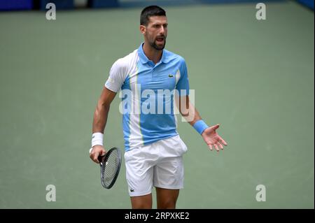 New York, USA. September 2023. Novak Djokovic aus Serbien reagiert, als er im Viertelfinale der Men's Single auf Arthur Ashe während des US Open Tennis Turniers 2023 im USTA Billie Jean King National Tennis Center, Flushing Corona Park, New York, NY, 5. September, gegen Taylor Fritz aus den Vereinigten Staaten spielt. 2023. (Foto: Anthony Behar/SIPA USA) Credit: SIPA USA/Alamy Live News Stockfoto