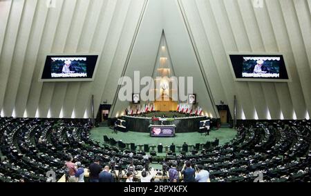 Nachrichten Themen der Woche KW22 Nachrichten Bilder des Tages 200527 -- TEHERAN, 27. Mai 2020 -- Eine allgemeine Ansicht wird während der Eröffnungssitzung des neuen iranischen parlaments in Teheran, Iran, am 27. Mai 2020 gesehen. Der iranische Präsident Hassan Rouhani forderte am Mittwoch die Zusammenarbeit des neuen iranischen parlaments mit seiner Regierung, um die bestehenden Probleme zu überwinden. Das neue iranische parlament für die nächsten vier Jahre hat am Mittwoch seinen Auftakt gegeben. Foto: /Xinhua IRAN-TEHERAN-NEUES PARLAMENT-ROUHANI AhmadxHalabisaz PUBLICATIONxNOTxINxCHN Stockfoto