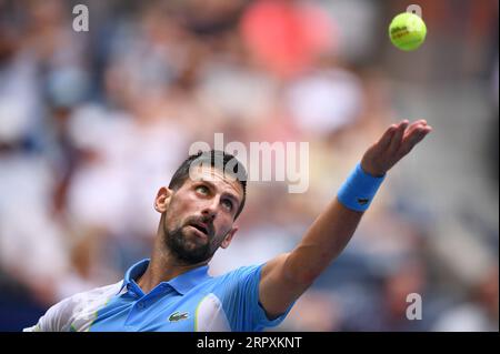 New York, USA. September 2023. Novak Djokovic aus Serbien dient gegen Taylor Fritz aus den Vereinigten Staaten im Viertelfinale der Männer auf Arthur Ashe während des US Open Tennis Turniers 2023 im USTA Billie Jean King National Tennis Center, Flushing Corona Park, New York, NY, 5. September, 2023. (Foto: Anthony Behar/SIPA USA) Credit: SIPA USA/Alamy Live News Stockfoto