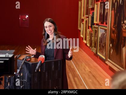 200528 -- WELLINGTON, 28. Mai 2020 -- Neuseelands Premierminister Jacinda Ardern spricht in der Kunstgalerie des Nationalmuseums Te Papa in Wellington, Neuseeland, am 28. Mai 2020. Das neuseeländische Nationalmuseum Te Papa wurde am Donnerstag wieder eröffnet, nachdem es mehr als zwei Monate geschlossen hatte, um die Öffentlichkeit vor dem Risiko von COVID-19 zu schützen. Das Nationalmuseum wurde am 20. März geschlossen. Die 68-tägige Schließung ist die längste in der Geschichte des Museums. Am Donnerstag gab Premierminister Jacinda Ardern in Te Papa bekannt, dass das Museum weitere 18 Millionen US-Dollar an staatlicher Unterstützung erhalten wird Stockfoto