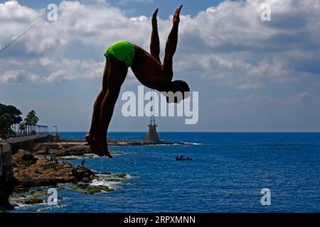 200528 -- BEIRUT, 28. Mai 2020 Xinhua -- Ein Mann springt ins Meer an der Küste von Beirut, Libanon, 28. Mai 2020. Foto von Bilal Jawich/Xinhua LEBANON-BEIRUT-COVID-19 PUBLICATIONxNOTxINxCHN Stockfoto