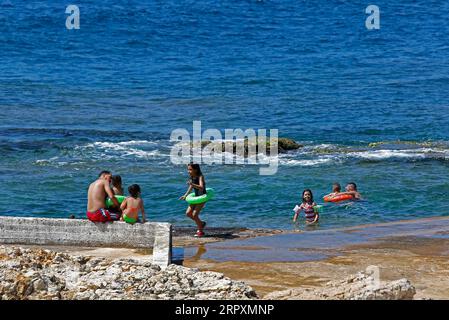 200528 -- BEIRUT, 28. Mai 2020 Xinhua -- Menschen schwimmen gerne am Meer von Beirut, Libanon, 28. Mai 2020. Foto von Bilal Jawich/Xinhua LEBANON-BEIRUT-COVID-19 PUBLICATIONxNOTxINxCHN Stockfoto