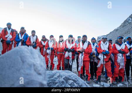 200528 -- MOUNT QOMOLANGMA BASE CAMP, 28. Mai 2020 Xinhua -- Mitglieder eines chinesischen Vermessungsteams posieren für ein Gruppenfoto, nachdem sie am 28. Mai 2020 sicher zum Mount Qomolangma Base Camp abgestiegen sind. Ein chinesisches Vermessungsteam stieg am Donnerstag in einer Höhe von 5.200 Metern sicher zum Mount Qomolangma Basislager ab, nachdem es die Mission zur Neuvermessung der Höhe des höchsten Gipfels der Welt abgeschlossen hatte. Xinhua/Jigme Dorje CHINA-MOUNT QOMOLANGMA-SUMMIT-SURVEYS-DESCEND CN PUBLICATIONxNOTxINxCHN Stockfoto