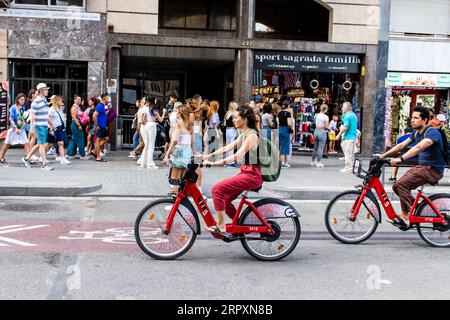 Barcelona, Spanien - 28. August 2023 Touristen Rollen in der Straße von Barcelona, einer emblematischen Stadt und Hauptstadt von Katalonien in Spanien. Stockfoto