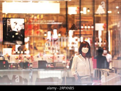 200529 -- PARIS, 29. Mai 2020 -- Ein Kunde wird im wiedereröffneten Kaufhaus Printemps am Boulevard Haussman in Paris, Frankreich, am 29. Mai 2020 gesehen. Frankreich wird die Coronavirus-Bekämpfung ab dem 2. Juni weiter abbauen, die 100 km lange Reisebeschränkung aufheben und die Wiedereröffnung nicht unbedingt notwendiger Unternehmen, Parks und Strände ermöglichen, teilte Premierminister Edouard Philippe am Donnerstag mit. Am Donnerstag wurden in Frankreich 15.208 Menschen mit COVID-19 ins Krankenhaus eingeliefert, 472 weniger als einen Tag zuvor. Die Zahl der Intensivpatienten ging um 72 auf 1.429 zurück. Coronavirus-bedingte Todesfälle stiegen um 66 auf 28.662, gemäß Stockfoto