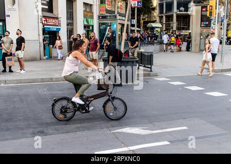 Barcelona, Spanien - 28. August 2023 Touristen Rollen in der Straße von Barcelona, einer emblematischen Stadt und Hauptstadt von Katalonien in Spanien. Stockfoto