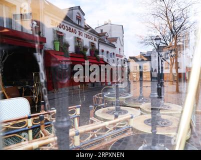 200530 -- PARIS, 30. Mai 2020 -- Stühle werden in einem geschlossenen Restaurant im Montmartre in Paris, Frankreich, während der Lockdown wegen der COVID-19, 18. März 2020 gesehen. Das nationale französische Statistikinstitut INSEE erklärte am 29. Mai, dass das Bruttoinlandsprodukt Frankreichs in den ersten drei Monaten des Jahres um 0,5 Punkte auf minus 5,3 Prozent gesenkt wurde. FRANCE-PARIS-ECONOMY-GDP GaoxJing PUBLICATIONxNOTxINxCHN Stockfoto