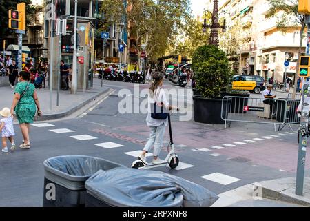 Barcelona, Spanien - 28. August 2023 Touristen Rollen in der Straße von Barcelona, einer emblematischen Stadt und Hauptstadt von Katalonien in Spanien. Stockfoto