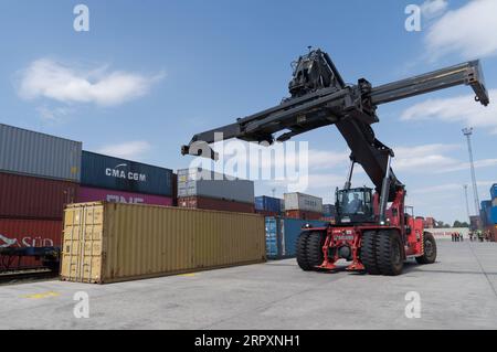 200530 -- PEKING, 30. Mai 2020 -- Ein Arbeiter bereitet sich am 27. April 2020 auf das Entladen von Frachtcontainern aus dem China-Europa-Güterzug im BILK-Logistikzentrum in Budapest vor. Foto von /Xinhua Xinhua Schlagzeilen: China stärkt die Weltwirtschaft durch Stabilisierung der Lieferketten, Ausbau der B&R-Zusammenarbeit AttilaxVolgyi PUBLICATIONxNOTxINxCHN Stockfoto