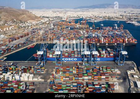 200530 -- PEKING, 30. Mai 2020 -- Luftaufnahme am 6. September 2019 zeigt ein Frachtschiff von COSCO SHIPPING Lines, das italienische Produkte transportiert, um an den 2019 China International Import Expo CIIE Anlegeplätzen im Hafen von Piräus in Griechenland teilzunehmen. Foto von /Xinhua Xinhua Schlagzeilen: China stärkt die Weltwirtschaft durch Stabilisierung der Lieferketten, Ausbau der B&R-Zusammenarbeit LefterisxPartsalis PUBLICATIONxNOTxINxCHN Stockfoto