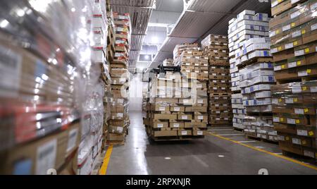 200530 -- PEKING, 30. Mai 2020 -- Ein Arbeiter arrangiert Kisten mit importiertem gefrorenem Fleisch in einem Kühlhaus im Dalian Hafen in Dalian, nordöstliche Provinz Liaoning, 8. April 2020. Xinhua Schlagzeilen: China stärkt die Weltwirtschaft durch Stabilisierung der Lieferketten, Ausweitung der B&R-Zusammenarbeit YaoxJianfeng PUBLICATIONxNOTxINxCHN Stockfoto