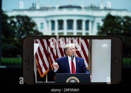 200530 -- PEKING, 30. Mai 2020 -- das am 29. Mai 2020 aufgenommene Foto zeigt die Live-Übertragung von US-Präsident Donald Trump auf einer Pressekonferenz im Weißen Haus in Washington D.C.. US-Präsident Donald Trump sagte am Freitag, dass sein Land seine Beziehung zur Weltgesundheitsorganisation beendet. XINHUA FOTOS DES TAGES LiuxJie PUBLICATIONxNOTxINxCHN Stockfoto