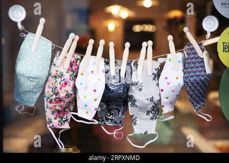 200530 -- PEKING, 30. Mai 2020 -- handgefertigte Masken sind in einer Bäckerei in der Nähe des Canal Saint-Martin in Paris, Frankreich, 29. Mai 2020 erhältlich. Frankreich wird die Coronavirus-Bekämpfung ab dem 2. Juni weiter abbauen, die 100 km lange Reisebeschränkung aufheben und die Wiedereröffnung nicht unbedingt notwendiger Unternehmen, Parks und Strände ermöglichen, teilte Premierminister Edouard Philippe am Donnerstag mit. XINHUA-FOTOS DES TAGES GaoxJing PUBLICATIONxNOTxINxCHN Stockfoto