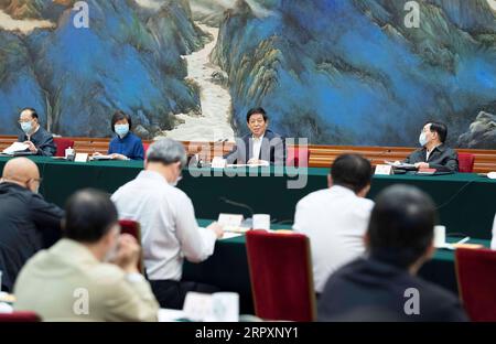 200530 -- PEKING, 30. Mai 2020 -- Li Zhanshu, Mitglied des Ständigen Ausschusses des Politbüros der Kommunistischen Partei Chinas und Vorsitzender des Ständigen Ausschusses des Nationalen Volkskongresses NPC, leitet die erste Plenarsitzung der Inspektionsteams zur Durchsetzung des Gesetzes über den Schutz der wildlebenden Tiere und Pflanzen in Peking, der Hauptstadt Chinas, am 30. Mai 2020. CHINA-PEKING-LI ZHANSHU-WILDSCHUTZGESETZEINSPEKTIONSTEAMS-SITZUNG CN LIXTAO PUBLICATIONXNOTXINXCHN Stockfoto