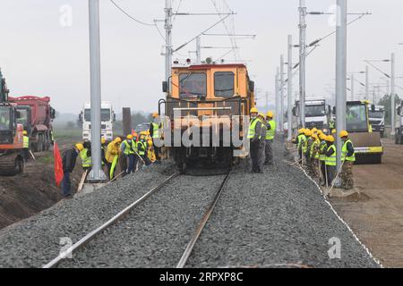 200530 -- STARA PAZOVA, 30. Mai 2020 Xinhua -- Arbeiter werden am 30. Mai 2020 auf der Baustelle der Belgrad-Budapester Eisenbahn in Stara Pazova, Serbien, gesehen. Die Bahnstrecke Belgrad-Budapest sei von immenser Bedeutung für die Beziehungen zwischen China und Serbien, den Lebensstandard der Bürger und den Güterfluss, sagte der serbische Präsident Alexander Vucic am Samstag und brachte seine Zufriedenheit über den Fortschritt der bisherigen Bauarbeiten zum Ausdruck. Dimitrije Goll/Büro des serbischen Präsidenten/Handout über XINHUA SERBIEN-STARA PAZOVA-CHINA-BELGRAD-BUDAPEST EISENBAHNBAU PUBLICATIONxNOTxINxCHN Stockfoto