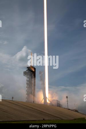 31. Mai 2020, Cape Canaveral, FL, Vereinigte Staaten von Amerika: Die SpaceX Falcon 9-Rakete mit der Crew Dragon-Raumsonde der NASA-Mission SpaceX Demo-2 springt bei dieser Langzeitbelichtung im Kennedy Space Center am 30. Mai 2020 Cape Canaveral in Florida ab. Die Raumsonde transportierte die Astronauten Douglas Hurley und Robert Behnken auf ihrem Weg zur Internationalen Raumstation in die Umlaufbahn. Bild: /Planet Pix via ZUMA Wire erfolgreicher Start der NASA SpaceX Crew Dragon BillxIngalls/NASA PUBLICATIONxNOTxINxCHN NASASpaceX20200531275.jpg Stockfoto