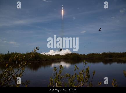 30. Mai 2020, Cape Canaveral, FL, Vereinigte Staaten von Amerika: Die SpaceX Falcon 9-Rakete mit der Crew Dragon-Sonde auf der NASA-Mission SpaceX Demo-2 startet vom Launch Complex 39A im Kennedy Space Center 30. Mai 2020 Cape Canaveral in Florida. Die Raumsonde transportierte die Astronauten Douglas Hurley und Robert Behnken auf ihrem Weg zur Internationalen Raumstation in die Umlaufbahn. Bild: /Planet Pix via ZUMA Wire erfolgreicher Start der NASA SpaceX Crew Dragon JoelxKowsky/NASA PUBLICATIONxNOTxINxCHN NASASpaceX20200530278.jpg Stockfoto