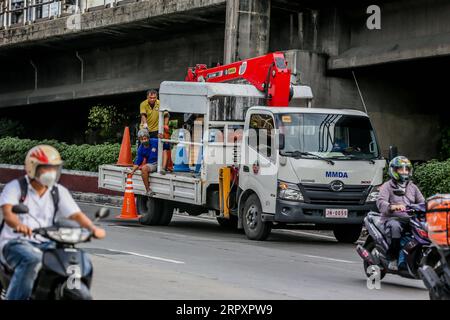 200531 -- MANILA, 31. Mai 2020 -- Arbeiter der Metropolitan Manila Development Authority installieren Verkehrskegel für die neue Busspur, die Passagiere zum und vom Metro Rail Transit entlang der Epifanio Delos Santos Avenue befördern wird, während sie sich auf den Ansturm von Pendlern vorbereiten, der durch die Lockerung der COVID-19-Sperrbeschränkungen in Manila verursacht wird; die Philippinen am 31. Mai 2020. Der philippinische Präsident Rodrigo Duterte sagte am Donnerstag, dass die Beschränkungen in Metro Manila ab dem 1. Juni weiter gelockert werden, so dass die meisten Unternehmen und Verkehrsbetriebe wieder geöffnet werden können. PHILIPPINEN-MANILA-COVID-19-VORBEREITUNG-LOCKDOWN-EAS Stockfoto