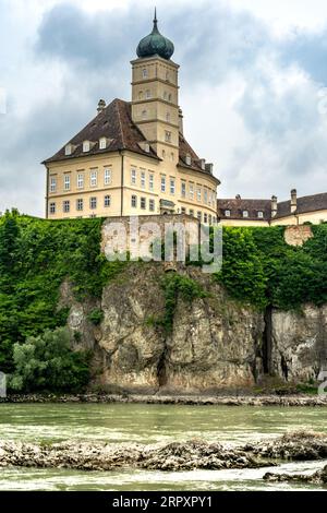 Schönbühel-Aggsbach, Niederösterreich - AT - 8. Juni 2023 Blick auf das historische Schloss Schönbühel, ein Schloss in Schönbühel-Aggsbach, unterhalb von Melk auf dem Rig Stockfoto