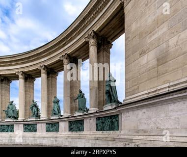 Budapest, HU - 11. Juni 2023 Nahaufnahme der linken Kolonnade des Millenniums-Monuments, große Figuren der ungarischen Geschichte in einer halbrunden Arkade, mit Stockfoto