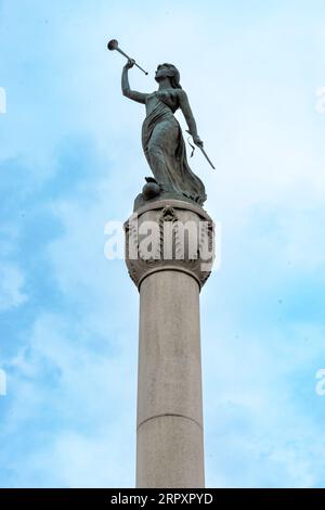 Troy, NY – US – 2. September 2023 Nahaufnahme des Call to Arms, einer 1,6 Meter hohen Bronzestatue der Göttin Columbia. Sie steht auf den Soldaten und Stockfoto