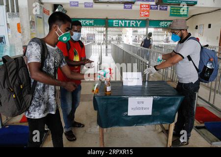 200531 -- DHAKA, 31. Mai 2020 Xinhua -- Passagiere desinfizieren ihre Hände am Kamlapur Bahnhof in Dhaka, Bangladesch, am 31. Mai 2020. Büros, Unternehmen und Verkehrsdienste wurden am Sonntag in Bangladesch in begrenztem Umfang wieder aufgenommen, nachdem sie über zwei Monate nach dem COVID-19-Ausbruch ausgesetzt wurden. STR/Xinhua BANGLADESCH-DHAKA-COVID-19-BUSINESSES-TRANSPORT-RESUMPTION PUBLICATIONxNOTxINxCHN Stockfoto