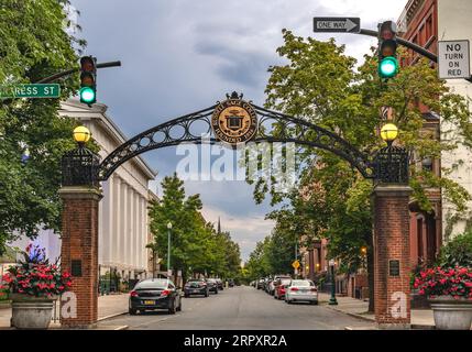 Troy, NY – USA – 2. September 2023 Landschaftsansicht des First Street Arch auf dem prächtigen Troy Campus des Russell sage College. Stockfoto